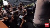 FOTO: Riuh Pendukung dan Adangan Polisi di Sidang Rizieq Massa simpatisan dan pendukung Rizieq Shihab sempat ricuh berhadapan dengan polisi di PN Jakarta Timur saat sidang eksepsi berlangsung, Jumat (26/3).