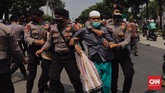 FOTO: Riuh Pendukung dan Adangan Polisi di Sidang Rizieq Massa simpatisan dan pendukung Rizieq Shihab sempat ricuh berhadapan dengan polisi di PN Jakarta Timur saat sidang eksepsi berlangsung, Jumat (26/3).
