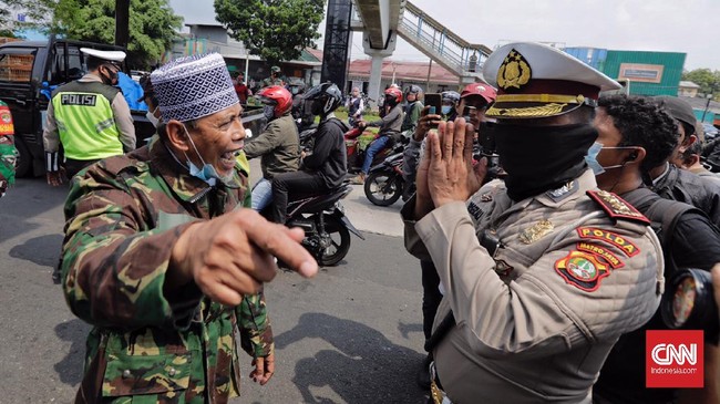 FOTO: Riuh Pendukung dan Adangan Polisi di Sidang Rizieq
