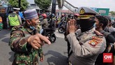 FOTO: Riuh Pendukung dan Adangan Polisi di Sidang Rizieq Massa simpatisan dan pendukung Rizieq Shihab sempat ricuh berhadapan dengan polisi di PN Jakarta Timur saat sidang eksepsi berlangsung, Jumat (26/3).