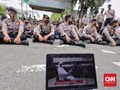 FOTO: Riuh Pendukung dan Adangan Polisi di Sidang Rizieq