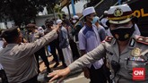 FOTO: Riuh Pendukung dan Adangan Polisi di Sidang Rizieq Massa simpatisan dan pendukung Rizieq Shihab sempat ricuh berhadapan dengan polisi di PN Jakarta Timur saat sidang eksepsi berlangsung, Jumat (26/3).