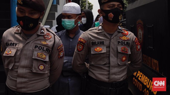 Sejumlah tim hukum Rizieq Shihab beradu mulut dengan aparat di bawah rintik gerimis karena tak diizinkan memasuki PN Jaktim.