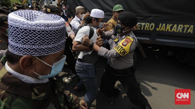 Tiga simpatisan mantan Imam Besar FPI Rizieq Shihab langsung dibawa ke Polda Metro Jaya untuk pemeriksaan lebih lanjut.