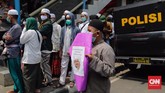 FOTO: Riuh Pendukung dan Adangan Polisi di Sidang Rizieq Massa simpatisan dan pendukung Rizieq Shihab sempat ricuh berhadapan dengan polisi di PN Jakarta Timur saat sidang eksepsi berlangsung, Jumat (26/3).