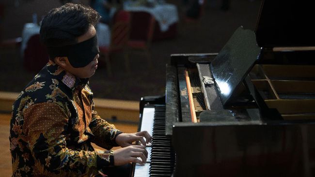 Pianis cilik asal Kendal, Jawa Tengah, Jefri Setiawan pecahkan rekor dunia dengan bermain piano 150 lagu dengan mata tertutup.