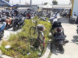 Meski Ada #ParkiruntukSepeda Stasiun Tambun, Ontel Ini Parkir di Area Motor