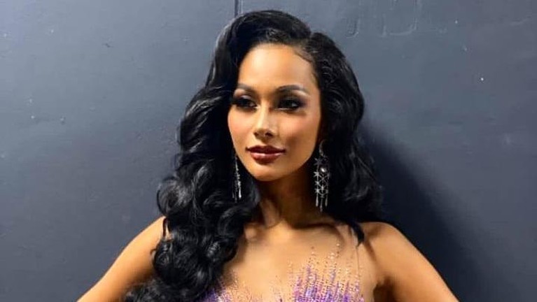 Sesi Evening Gown, Aurra Tampil Memukau dengan Aurora Dress Memasuki sesi preliminary contest, Aurra tampil memukau memakai evening gown. Berikut, penampilan memukau Aurra!