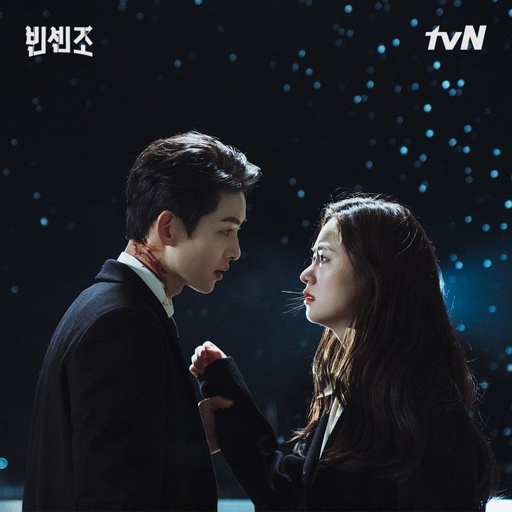 <p>Bunda juga masih bisa melihat sisi romantis Song Joong Ki ketika berhadapan dengan lawan mainnya. Di drama Korea Vincenzo, ia beradu akting dengan Jeon Yeo Been yang berperan sebagai Hong Cha Young. Sosoknya yang dingin namun perhatian kepada Cha Young bisa bikin Bunda meleleh! (Foto: Instagram @tvndrama.official)</p>