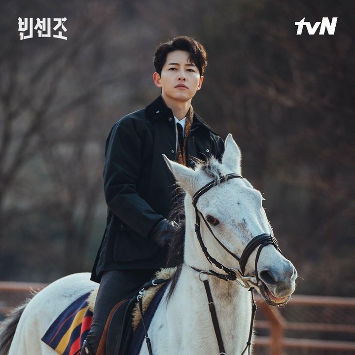 <p>Di drama Korea ini, Song Joong Ki juga menunjukkan kebolehannya dalam berkuda serta berbicara bahasa Italia. Ia belajar giat hingga mendatangkan tutor untuk mendalami bahasa yang kerap diucapkan oleh Vincenzo. (Foto: Instagram @tvndrama.official)</p>