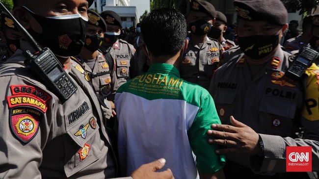 Seorang simpatisan Rizieq Shihab menyatakan telah menjalani tes swab antigen yang disediakan tim DVI kepolisian, tapi tetap dilarang masuk PN Jaktim.