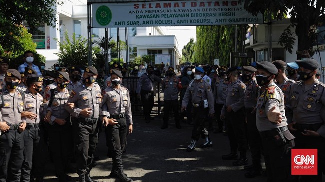 Polisi memperketat pola pengamanan sidang Rizieq Shihab di Pengadilan Negeri Jakarta Timur, pasca-aksi bom bunuh diri di Gereja Katedral Makassar.