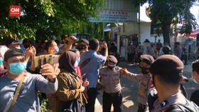 VIDEO: Kuasa Hukum Rizieq Shihab Adu Mulut Lawan Polisi