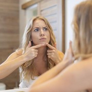 Gak Melulu Faktor Hormonal, Kenali 3 Penyebab Jerawat di Dagu!