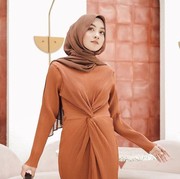 5 Ide Outfit Hijab Terracotta Super Kece dan Stunning ala Meira Amalia