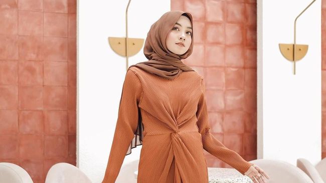 5 Ide Outfit Hijab Terracotta Super Kece dan Stunning ala Meira Amalia