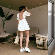 6 Inspirasi Gaya Chic dengan Sneakers Classic