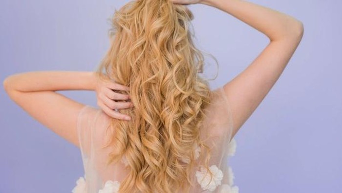 8 Tips Merawat Rambut Blonde Supaya Tetap Sehat Berkilau