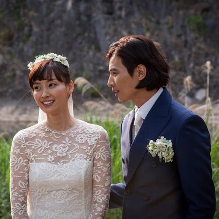 <p>Won Bin dan Lee Na Young menikah pada 2015 dalam sebuah upacara sederhana yang berlangsung tertutup. Pada tahun yang sama, keduanya juga menyambut kelahiran anak pertama. Hingga kini, pasangan tersebut memilih menjalani kehidupan yang tenang dan jauh dari sorotan media.&nbsp;(Foto: Eden 9)</p>