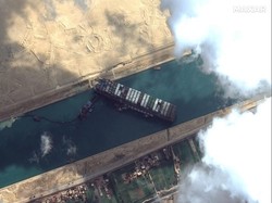 Kapal Kandas di Terusan Suez Dianggap Kutukan Firaun