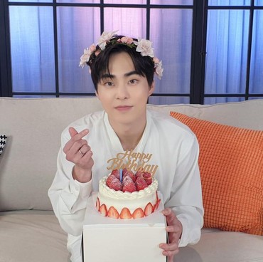 Selesai Wamil, Xiumin EXO Bakal Rilis Album Solo Pertama