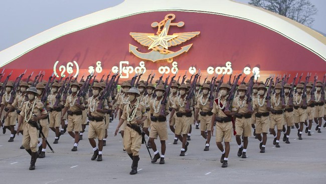 Junta militer Myanmar mengatakan jembatan kereta api bersejarah telah "dibom dan dihancurkan" oleh kelompok bersenjata antikudeta.