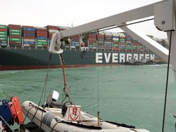 Buntut Macetnya Terusan Suez, Biaya Pengiriman Melonjak