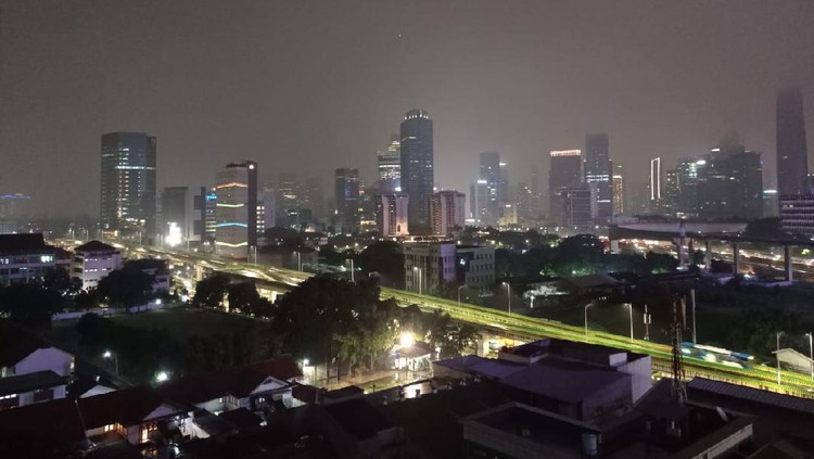 Kondisi DKI Jakarta Sabtu (27/3/2021) malam. Foto diambil pukul 20.38 WIB