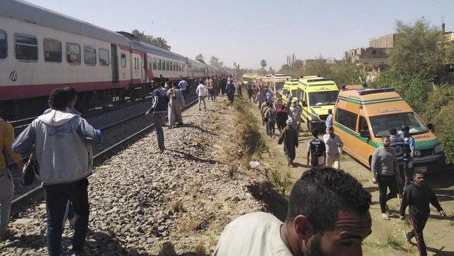 FOTO: Evakuasi Korban Tabrakan Dua Kereta di Mesir