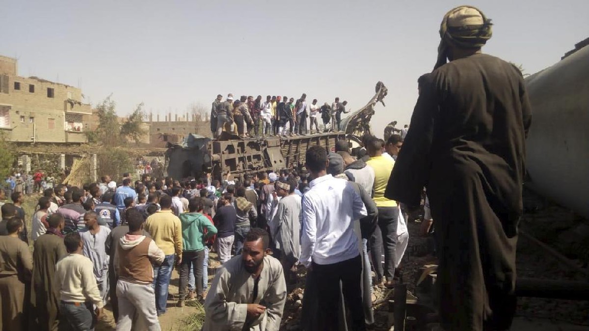 FOTO: Evakuasi Korban Tabrakan Dua Kereta di Mesir