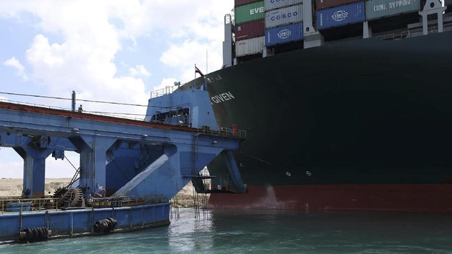 Kapal raksasa Ever Given Shoei Kisen yang terjebak di Terusan Suez, Mesir, belum kembali terapung bebas. Penyelamatan belum membuahkan hasil signifikan.