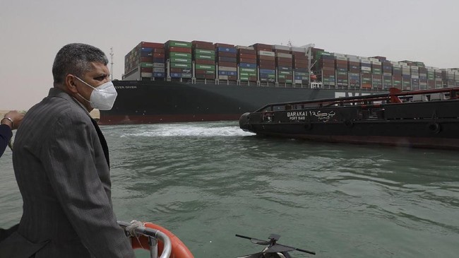FOTO: Menyelamatkan Kapal Raksasa Terjebak di Terusan Suez