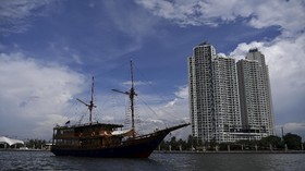 Sensasi Naik Kapal Pinisi dari Dermaga Ancol