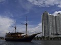 FOTO: Menikmati Keindahan Jakarta dengan Kapal Pinisi
