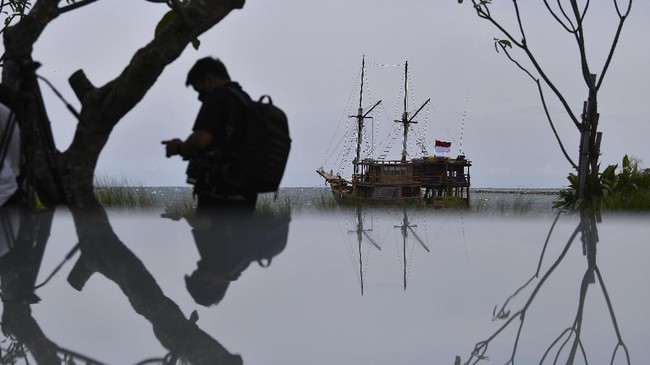 FOTO: Menikmati Keindahan Jakarta dengan Kapal Pinisi