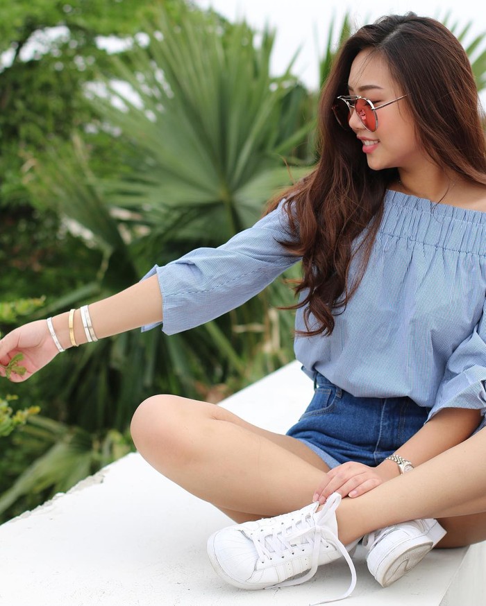 Outfit Sisca Kohl yang enggak kalah kece bisa kamu tiru juga, Ladies. Kamu cukup memadukan denim hot pants dengan atasan off-shoulder warna biru. Padankan dengan sneakers putih agar penampilan kamu makin kece ya (Foto: www.instagram.com/siscakohl/).