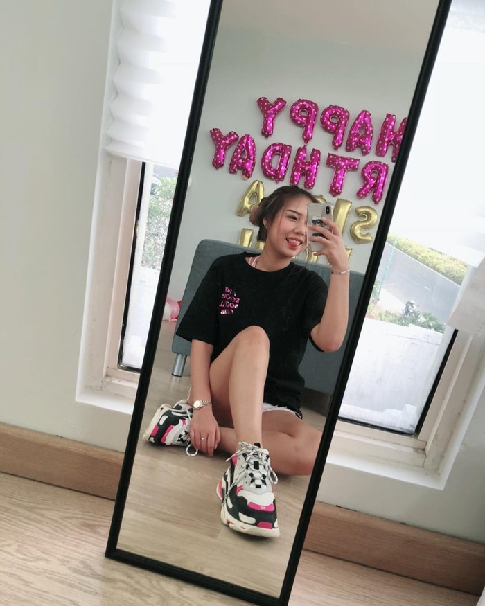 Terlihat simpel pakai kaos lengan pendek hitam dengan denim hot pants putih ala Sisca Kohl juga bisa kamu coba. Padukan dengan sneakers warna kombinasi hitam dan merah biar penampilan kamu makin keren (Foto: www.instagram.com/siscakohl/).