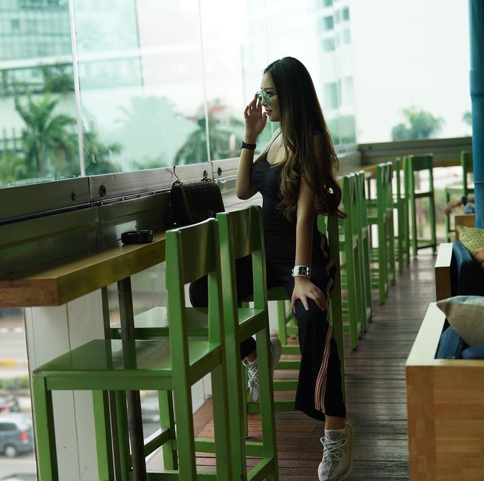 Tampil swag dengan nuansa serba hitam, why not? Kamu cukup memadukan spaghetti strap tank top dengan celana sporty warna senada. Padankan dengan sneakers abu-abu, hasilnya OOTD kece ala Sisca Kohl pun bisa kamu tiru (Foto: www.instagram.com/siscakohl/).