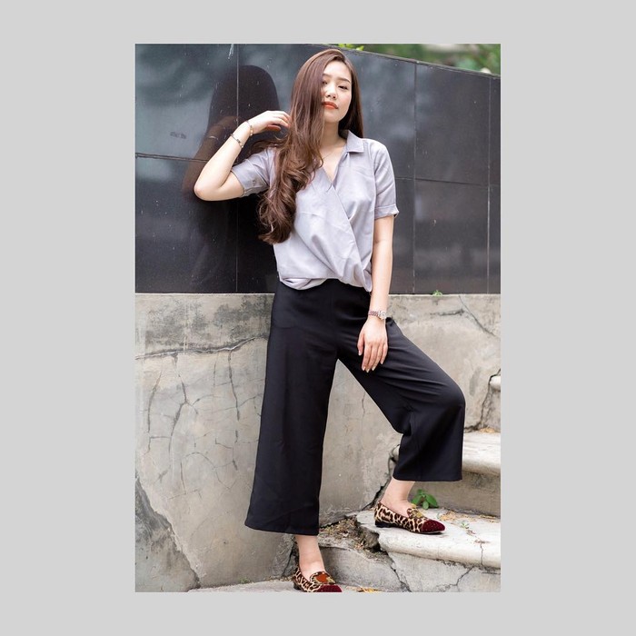 Tampil dalam nuansa kasual, kamu bisa memadukan ide outfit ala Sisca Kohl dengan celana kulot hitam dan blouse model kimono abu-abu. Padankan dengan flatshoes motif leophard biar penampilan makin stylish. (Foto: www.instagram.com/siscakohl/).