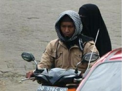 Pengakuan Lengkap Ibu dari Wanita Bom Bunuh Diri Makassar