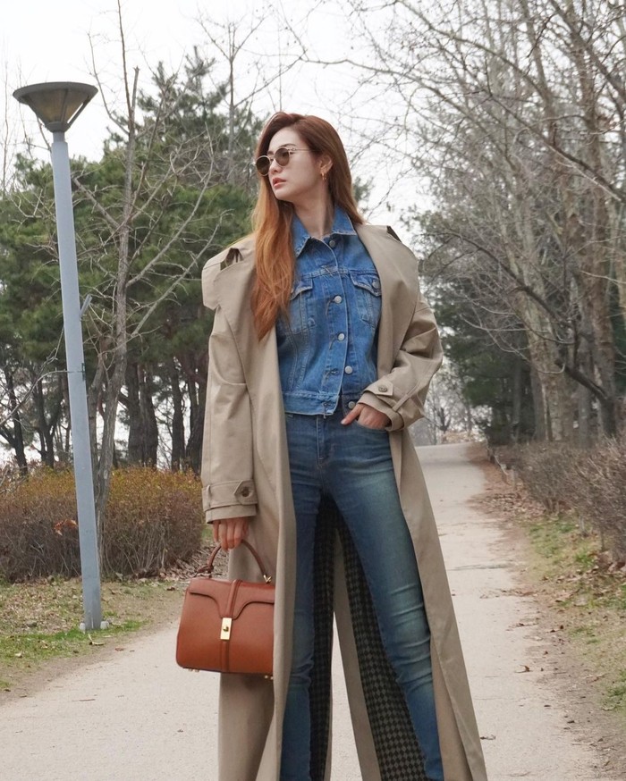 Pemakaian celana jeans panjang dan coat panjang bisa jadi pilihan bagi kamu pemilik kaki jenjang. Tanpa banyak usaha, dengan gaya ala Nana 'Si Kaki Jenjang' cukup memasukkan tangan ke celana jeans sebagai poin penegas pose/Sumber/Instagram/jin_a_nana.
