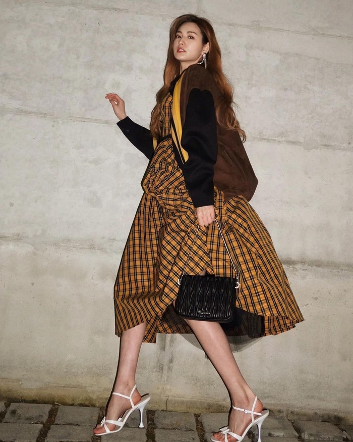 Pose melangkah juga bisa jadi pilihan bagi kamu pemilik kaki jenjang. Seperti Nana yang tampak anggun dengan rok setinggi lutut dan pose dari samping seolah berjalan/Sumber/Instagram/jin_a_nana.