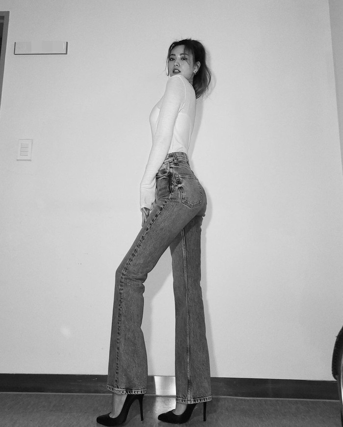 High waist jeans dan long sleeve t-shirt jadi pilihan sederhana untuk pose kali ini. Bagi pemilik kaki jenjang bisa mencoba outfit dan pose Nana kali ini. Cukup memajukan satu langkah kaki dan sedikit melenggokkan bokong/Sumber/Instagram/jin_a_nana.