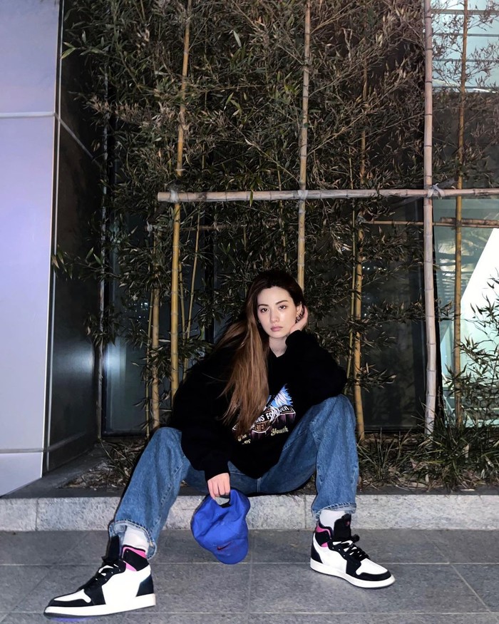 Duduk 'ngemper' di bawah dan bertopang dagu dengan merenggangkan kaki juga bisa jadi pilihan pose Si Kaki Jenjang ala Nana nih. Outfit-nya juga santai banget/Sumber/Instagram/jin_a_nana.