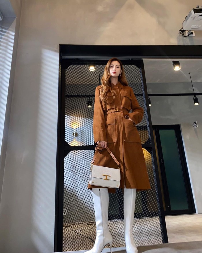 Jika kebanyakan orang menghindari pengambilan gambar dari bawah, justru ini jadi sisi baik bagi Si Kaki Jenjang, seperti Nana. Dengan high boots mendukung dan menegaskan kejenjangan kakinya/Sumber/Instagram/jin_a_nana.