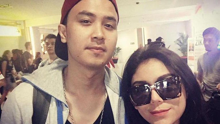 Kabar Thalita Latief menggugat cerai sang suami, Dennis Lyla mengejutkan publik. Yuk, Intip lagi momen harmonisnya mereka berdua yang tinggal kenangan!