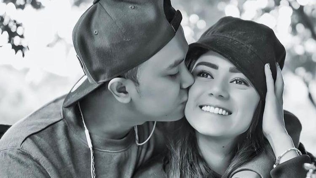 Kabar Thalita Latief menggugat cerai sang suami&comma; Dennis Lyla mengejutkan publik&period; Yuk&comma; Intip lagi momen harmonisnya mereka berdua yang tinggal kenangan&excl;