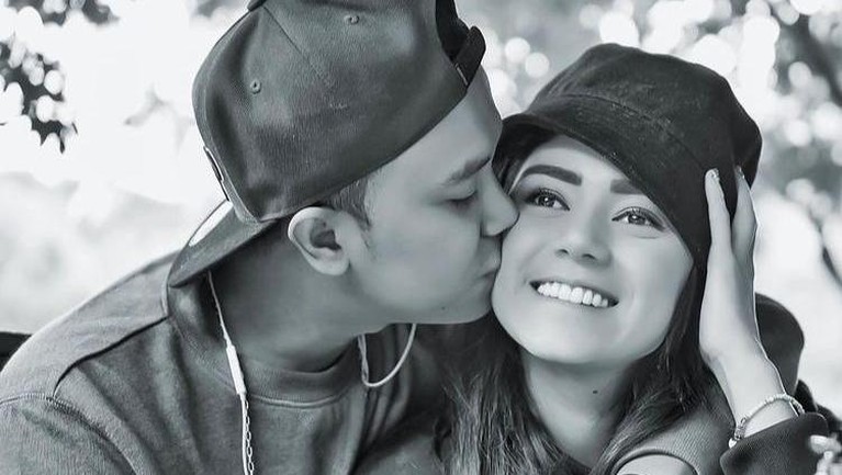 Kabar Thalita Latief menggugat cerai sang suami, Dennis Lyla mengejutkan publik. Yuk, Intip lagi momen harmonisnya mereka berdua yang tinggal kenangan!