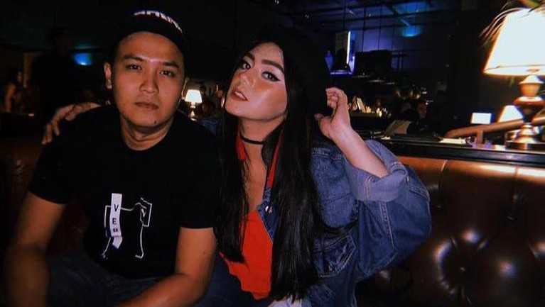 Keharmonisan Rumah Tangga Thalita Latief dan Dennis Rizky yang Tinggal Kenangan Kabar Thalita Latief menggugat cerai sang suami, Dennis Lyla mengejutkan publik. Yuk, Intip lagi momen harmonisnya mereka berdua yang tinggal kenangan!