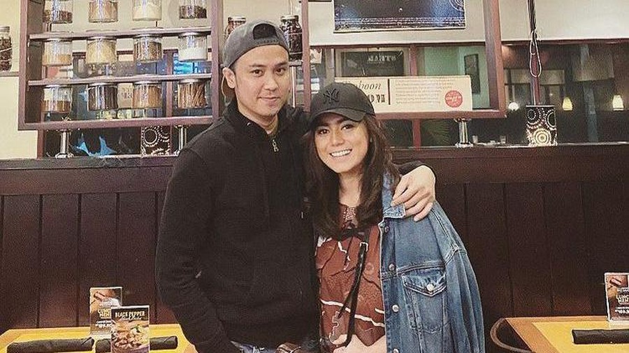 Kabar Thalita Latief menggugat cerai sang suami, Dennis Lyla mengejutkan publik. Yuk, Intip lagi momen harmonisnya mereka berdua yang tinggal kenangan!